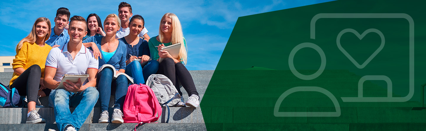 Gruppe von Schülern*innen auf einer Treppe im Freien