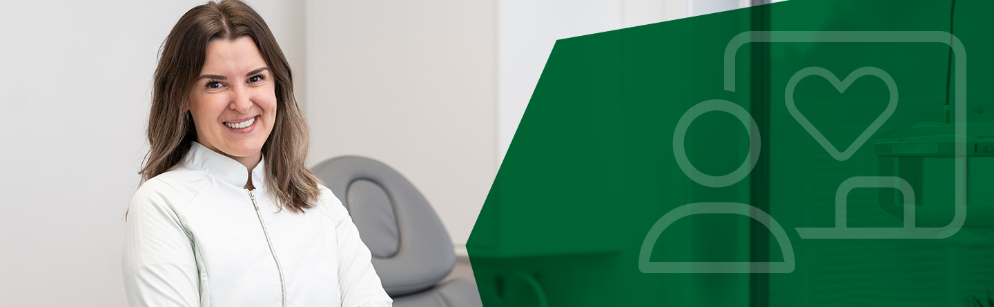 Header: Eine weiß gekleidete Kosmetikerin lächelt in die Kamera. Im Hintergrund ein Kosmetikstuhl.