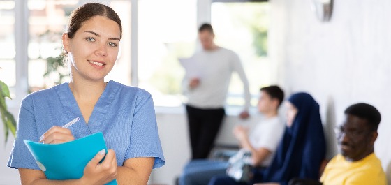 Kachelbild: Eine Pflegerin mit Unterlagen in der Hand.