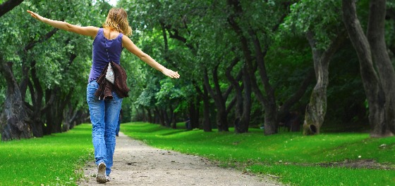 Kachelbild: Eine Frau ist von hinten zu sehen und scheint über einen Feldweg zu balancieren.