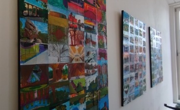 Drei Leinwände aus dem Projekt hängen an der Wand