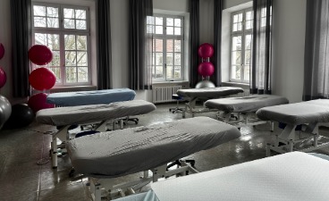 unser motorisch funktioneller Behandlungsraum, der mit Liegen ausgestattet ist