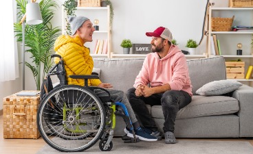 HEJ, Heilerziehungspflegerisches Einführungsjahr, Mann im Rollstuhl mit Betreuer