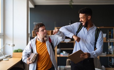 Heilerziehungspfleger und Junge mit Down-Syndrom