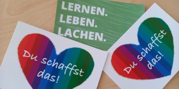 Postkarten mit den Aufschriften "Lerner. Leben. Lachen." und "Du schaffst das!"