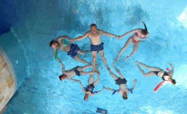 Schüler bei der Wassergewöhnung 