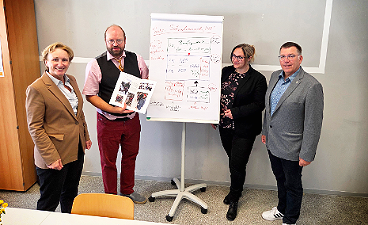 Landtagsabgeordnete Roswitha Toso von den Freien Wählern informiert sich an der Fachschule für Heilerziehungspflege zur neuen zweigliedrigen Ausbildung beim Schulleiter Florian Lehner sowie dem stellvertretenden Standortleiter am bfz Passau. Eva Böhnisch informierte über weitere Projekte an Standort.