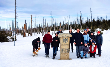 Gruppenbild mit Schülerinnen und Schülern sowie zwei Lehrkräften am Dreisessel.