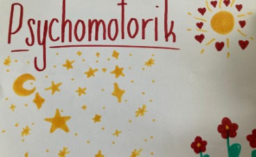 Das Foto zeigt ein Tafelbild, auf dem "Psychomotorik" geschrieben ist und verschiedene Formen, wie Sterne oder Blumen gemalt sind.