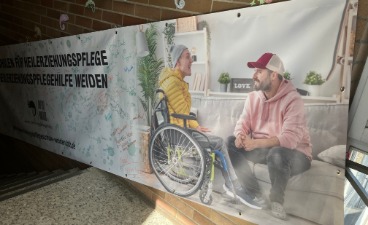 Ein Banner im Treppenhaus der Schule.