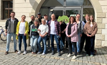 Die Gruppe der HEPH und die des HEJs vor der Regionalbibliothek Weiden.