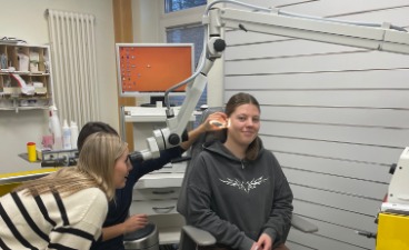 drei Schülerinnen in einer HNO-Praxis