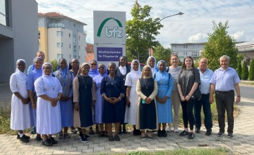 Das Bild zeigt die nigerianischen Ordensschwestern mit ihrer Pflegedienstleitung, eine Lehrkraft, den Schulleiter sowie den Koordinator des bfz Bad Kissingen