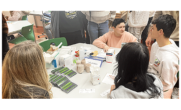 Auszubildende zeigen Schülern das Anlegen eines Wundverbands