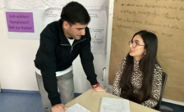 Zwei Schüler sprechen miteinander im Rollenspiel