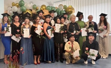 Foto mit den Absolventen der 3-jährigen Absolventer der Pflegeausbildung