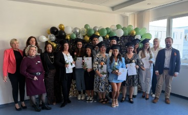 Die Absolventinnen und Absolventen der Berufsfachschule für Pflege gemeinsam mit Oberbürgermeister Jan Rothenbacher, bfz-Standortleitung Sonja Lezius, Schulleiterinnen Mareike Arenas da Silva und Katharina Krause sowie den Klassenleitungen bei der Abschlussfeier