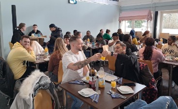 Die Klassen der Pflegeschule beim Frühstück.