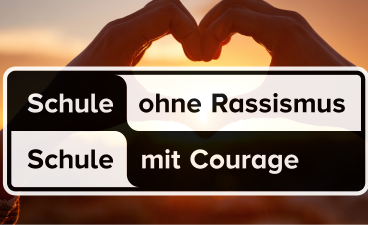 Logo „Schule ohne Rassismus – Schule mit Courage“ vor Sonnenuntergang mit zwei Händen, die ein Herz formen