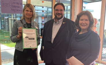 Claudia Salomon mit Iris Hochberger und Georg Pelzer und der Urkunde zur Aufnahme in das Netzwerk „Schule ohne Rassismus – Schule mit Courage“.