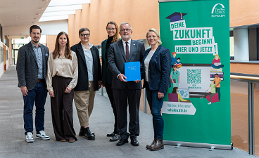 Vertreter*innen von Hochschule Hof und bfz gGmbH nach der Unterzeichnung des Kooperationsvertrages