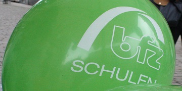 Grüne Luftballons mit Logo bfz Schulen