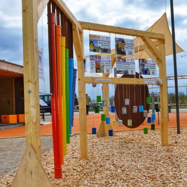 Ausstellungsbeitrag der Fachakademie auf der Landesgartenschau Ingolstadt Die Fachakademie für Sozialpädagogik Ingolstadt der bfz präsentiert sich mit einer „Klanginstallation“ auf der diesjährigen Landesgartenschau.